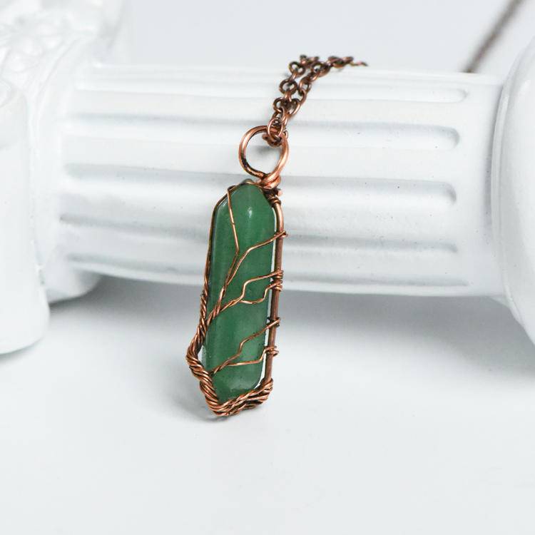 Hexagonal prism double-pointed pendant (green)